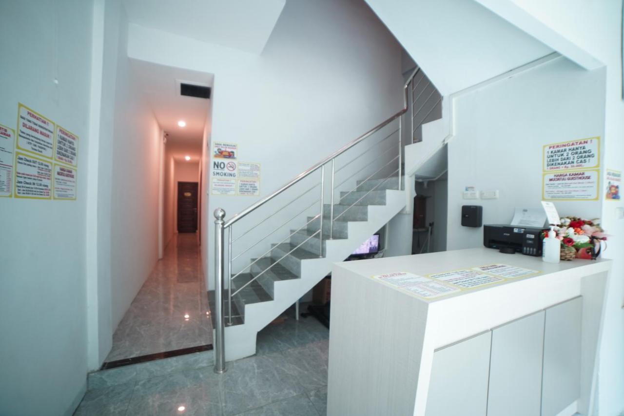 Oyo 90830 Multatuli Guest House Medan Exterior foto